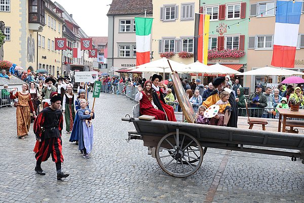 Eine Gruppe in historischen Gewändern