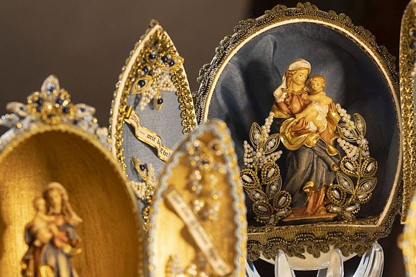 Reich verzierte Künstlereier, die wie Ikonen geöffnet werden können. Darin ist eine Marienfigur zu sehen.