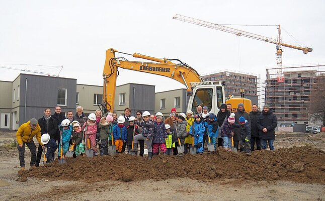 Kinder und Erwachsene beim Spatenstich