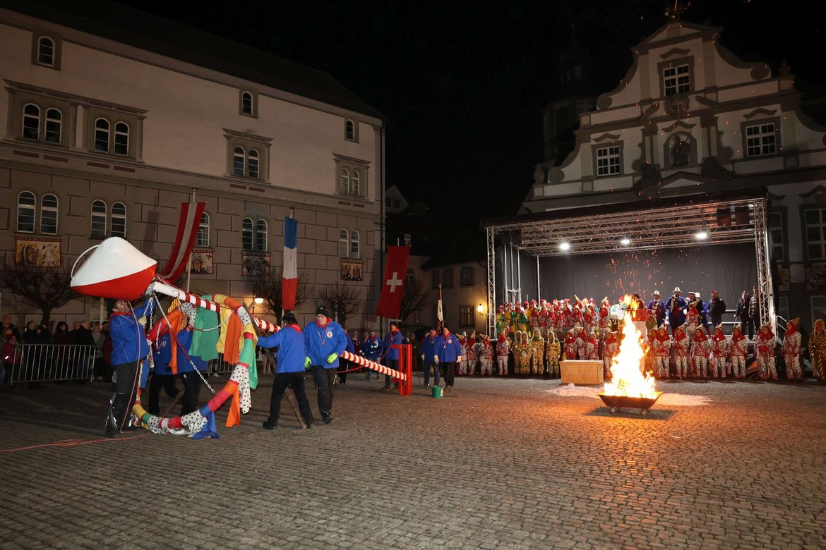 Der Narrenbaum auf dem Marktplatz ist gefällt