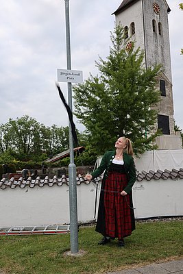 Eine Frau zieht an einem Tuch. Es fällt herunter