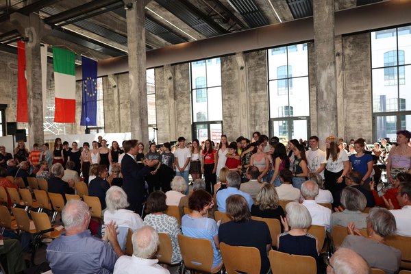 OB Michael Lang präsentiert die 50 Jugendlichen aus Prato, Ebensee und Wangen