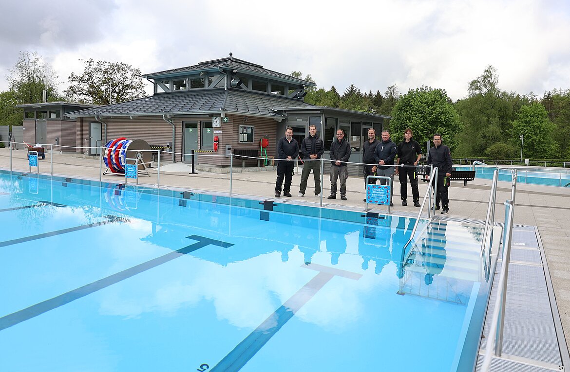 Die Männer und Frauen vom Freibad vor dem Schwimmerbecken