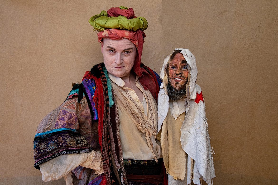 Eine Person verkleidet in einem arabischen Stil. 