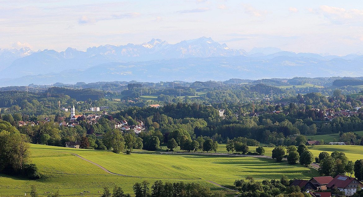Blick über die Landschaft mit Wangen und Bergen im Hintergrund