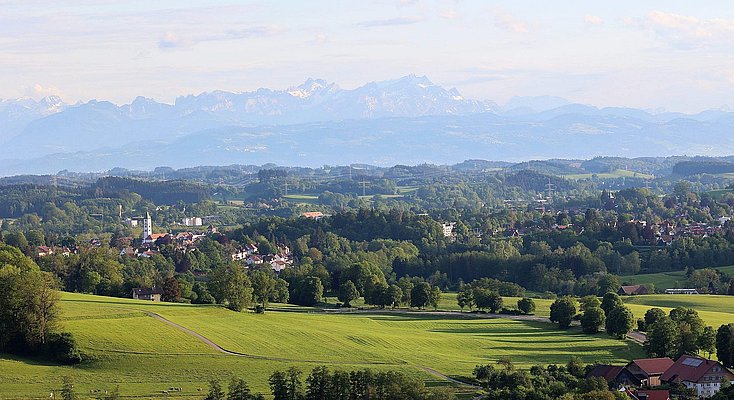 Blick über die Landschaft mit Wangen und Bergen im Hintergrund