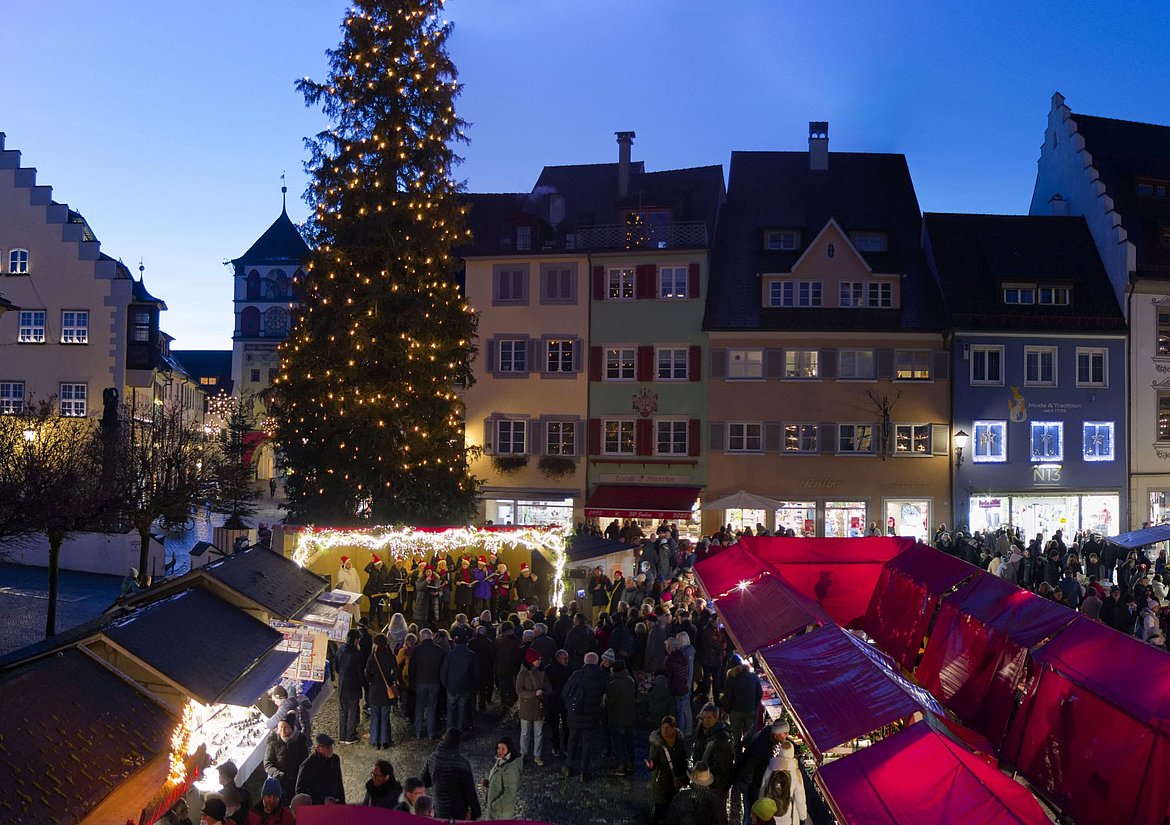 Blick über den vorabendlichen Weihnachtsmarkt auf dem Marktplatz