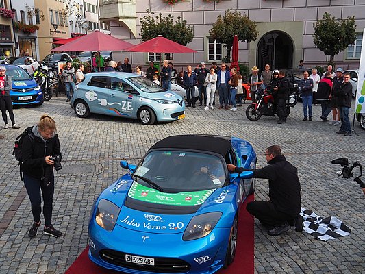 Sportliche Elektrofahrzeuge auf dem Marktplatz bei der Durchfahrt 2018.