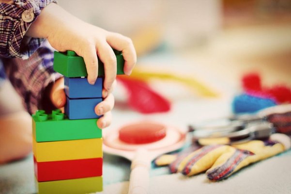 Kinderhände und Bausteine