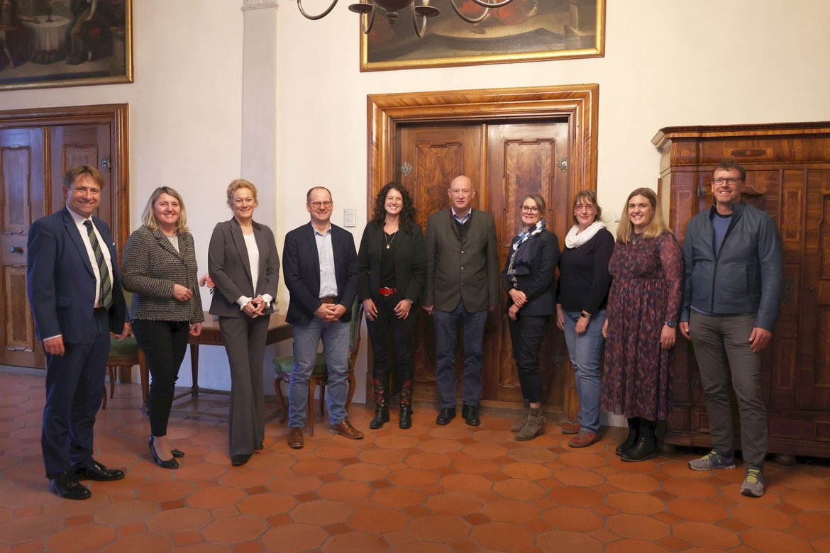 Zehn Personen im Rathaus