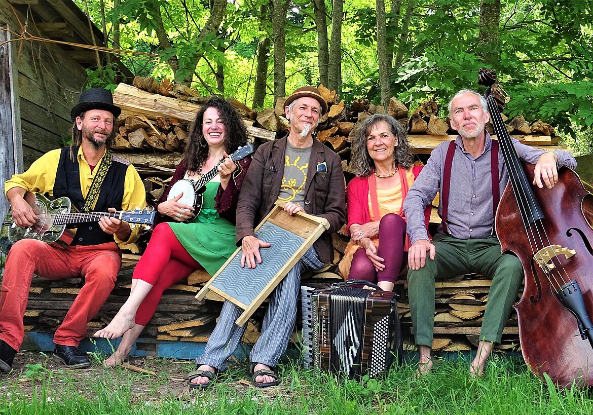 Musikerinnen und Musiker der Band Brekkies Inn