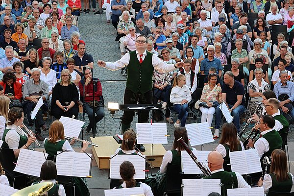Fritz Neuböck und die Feuerwehrkapelle Langwies spielen auf dem Marktplatz.
