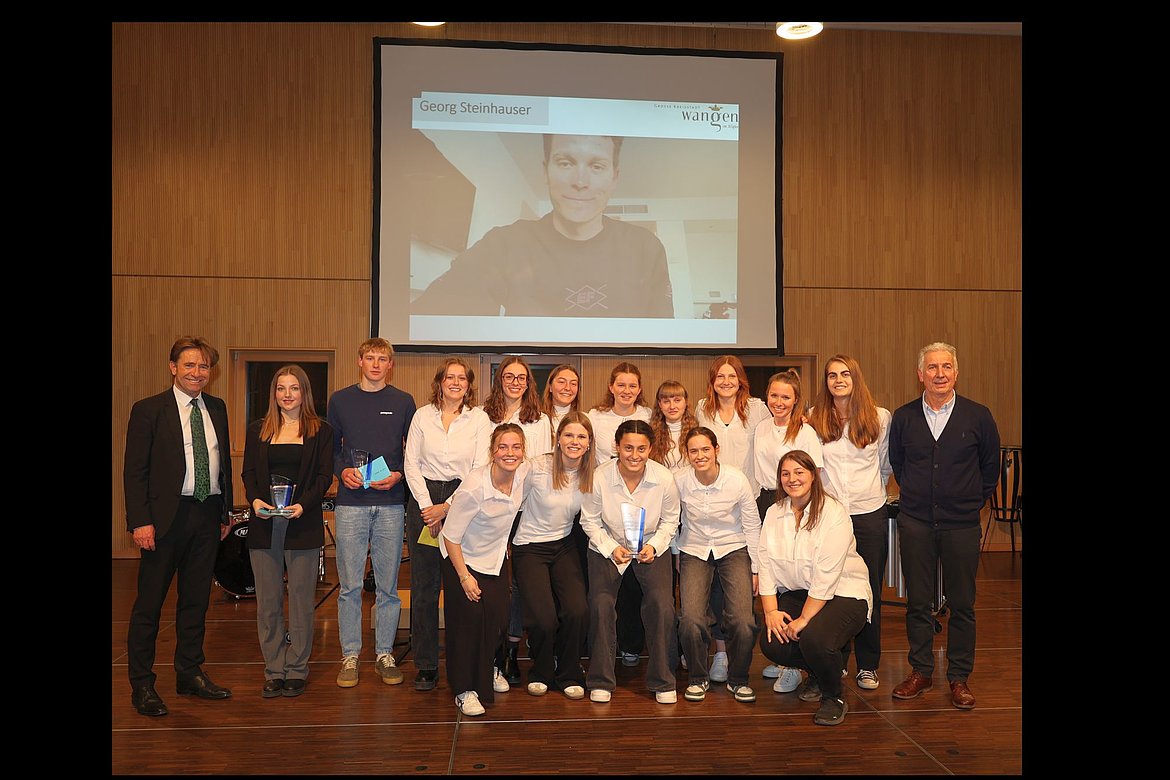 Glückliche Sportlerinnen und Sportler mit Oberbürgermeister Michael Lang und Silvio Krezdorn 