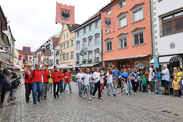 Eine Gruppe junger Menschen 