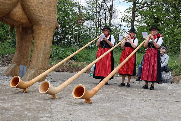 Drei Alphornspielerinnen