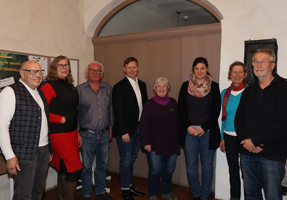 8 Personen nebeneinander