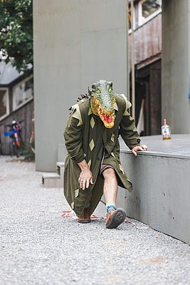 Szene an der Bühne mit einem Krokodil.