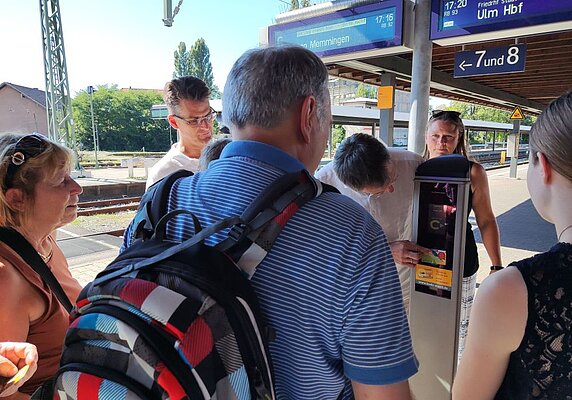 Menschen checken am Bahnhof mit der bodo-Karte ein