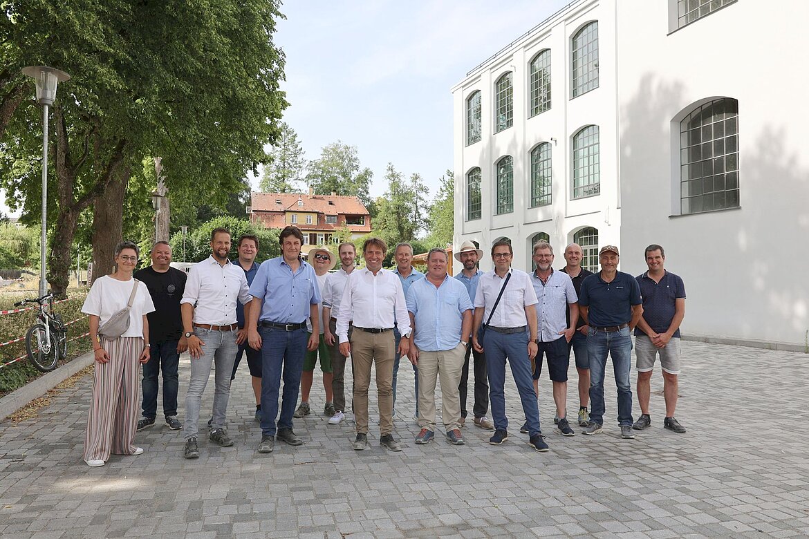 Eine Gruppe Menschen vor der Neuen Spinnerei im ERBA-Gelände.