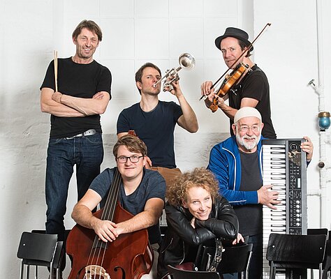 Fünf Musiker, eine Musikerin
