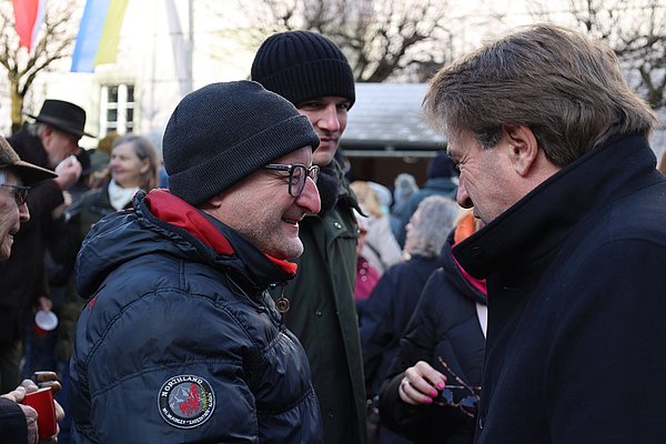 OB Lang spricht mit einem Mann.