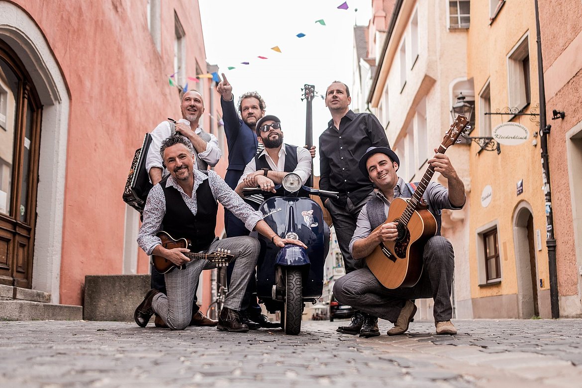 Mehrere Musiker in einer italischen Stadt