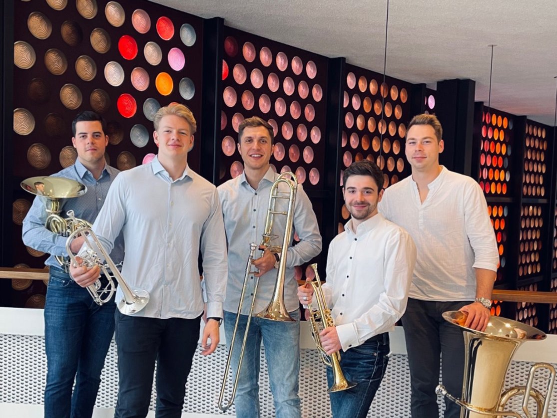 Fünf Musiker mit Blechblasinstrumenten