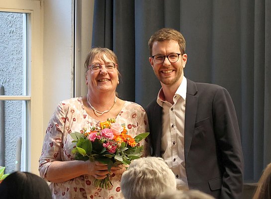 Ein Mann und eine Frau mit einem Blumenstrauß