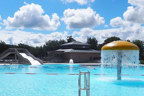 Blick auf das Nichtschwimmerbecken mit Wasserpilz am rechten Bildrand