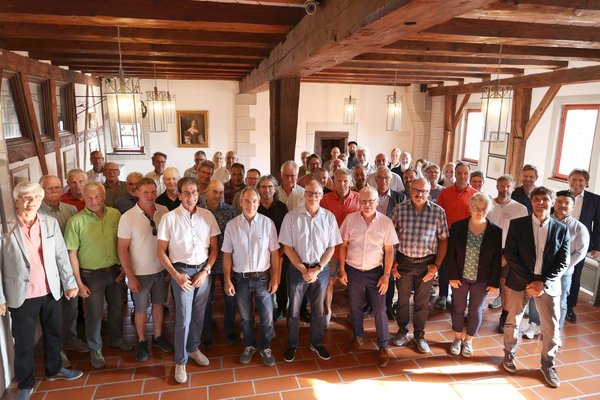 Rund 50 Personen im Rathaus mit OB Michael Lang