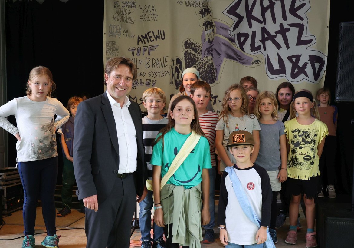 OB Michael Lang und eine ganze Reihe Kinder
