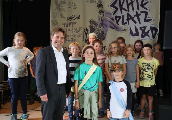 OB Michael Lang und eine ganze Reihe Kinder