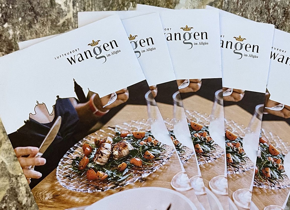 Mehrere Flyer aufgefächert