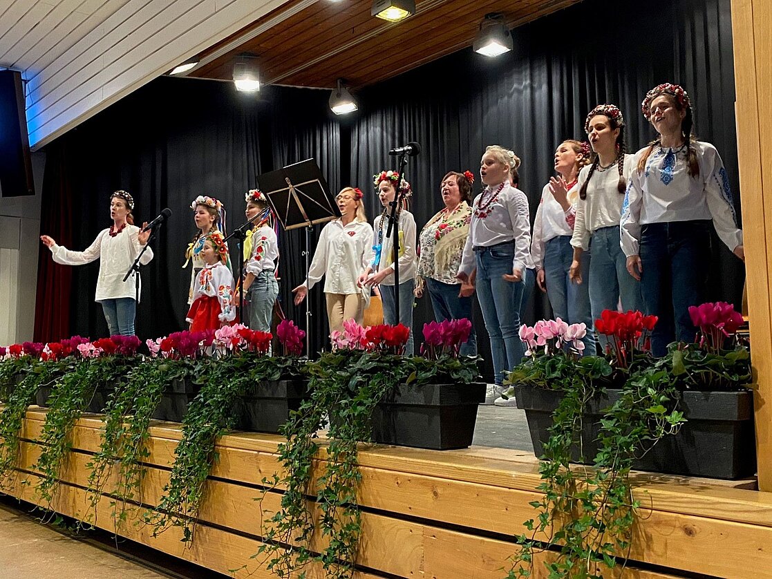 Kinder und Frauen aus der Ukraine singen