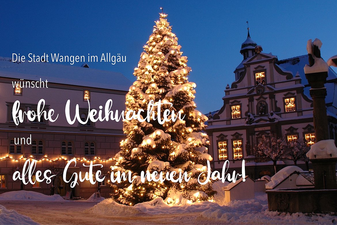 Marktplatz in der Dämmerung im Winter mit Schnee