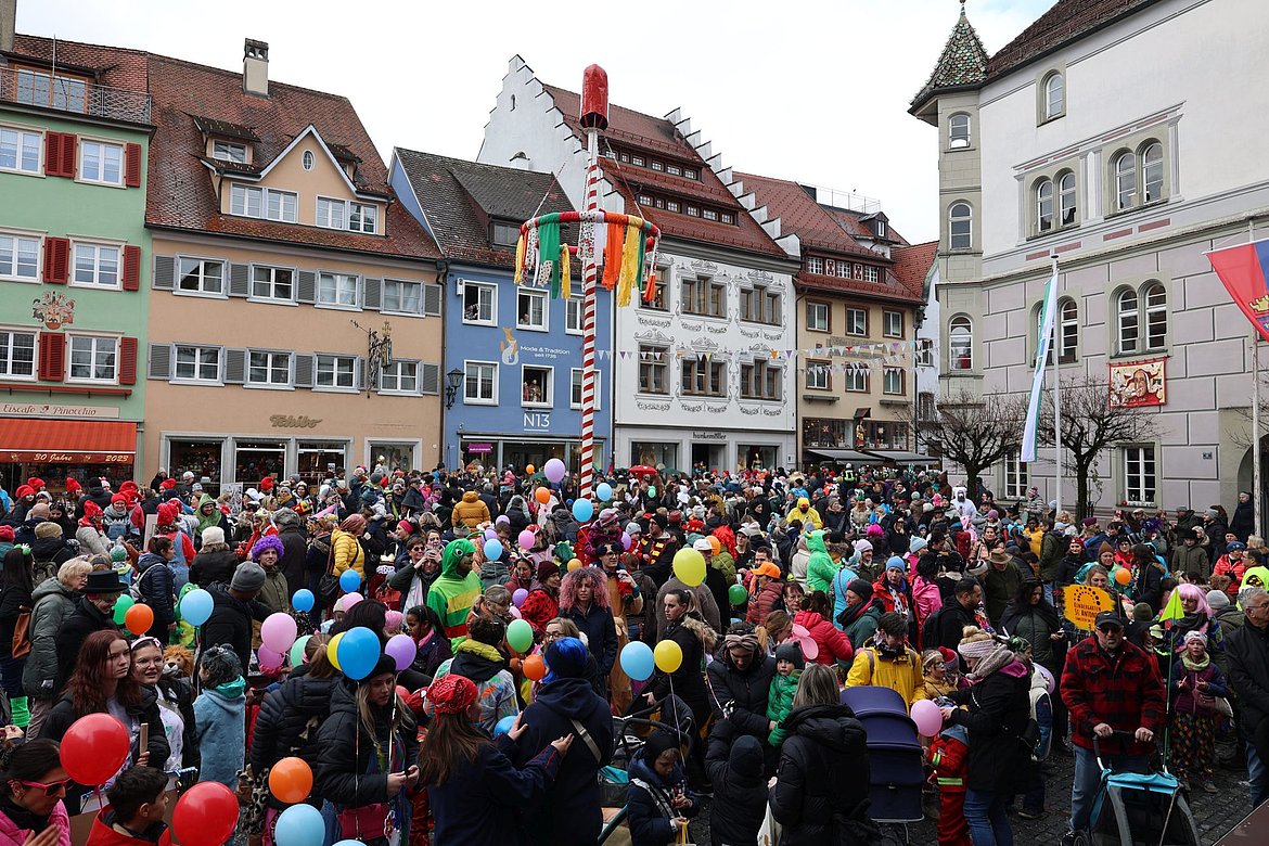 Voller Marktplatz - lauter Mäschkerle