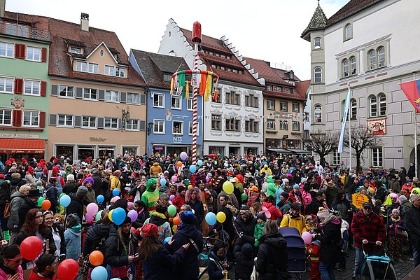 Voller Marktplatz - lauter Mäschkerle