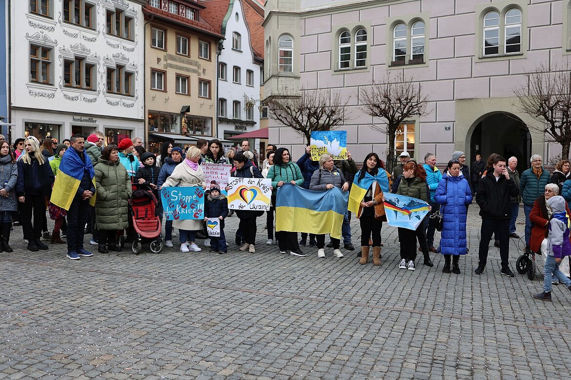 Viele Menschen mit Flaggen und Plakaten