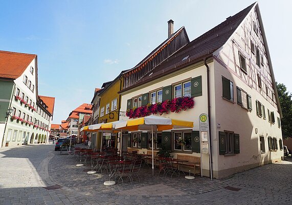 Bindstraße mit Häusern, die Blumenschmuck haben