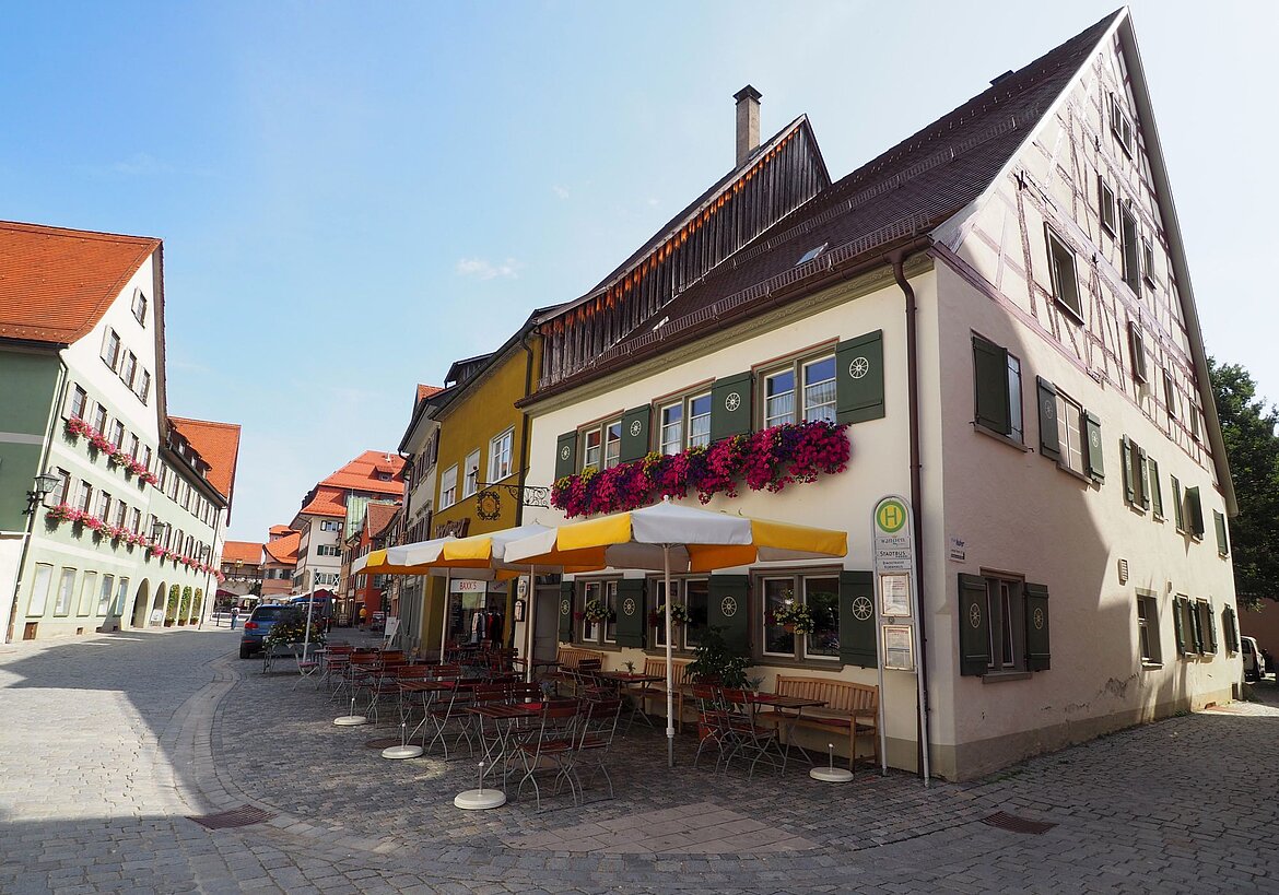 Bindstraße mit Häusern, die Blumenschmuck haben