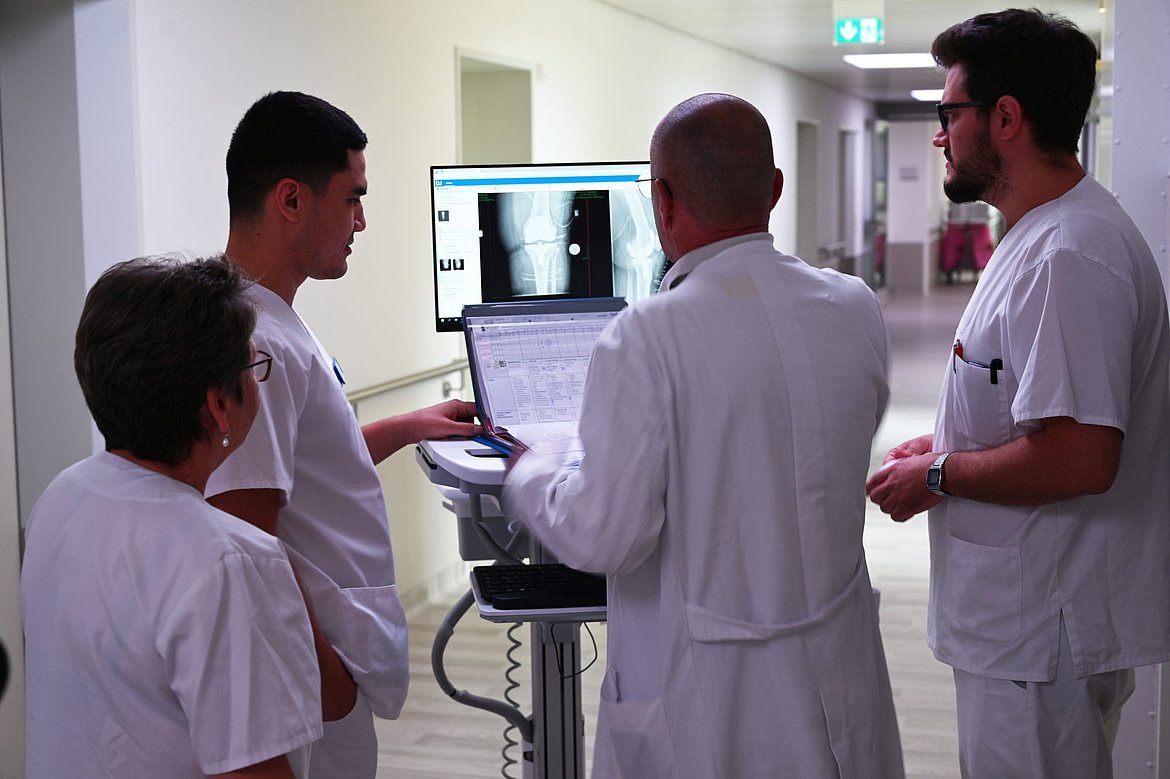 Visite im Krankenhaus mit mehreren Personen