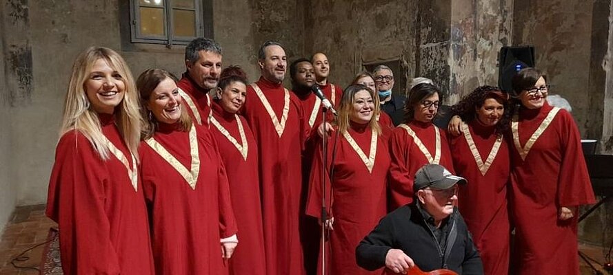 Männer und Frauen in roter Kutte