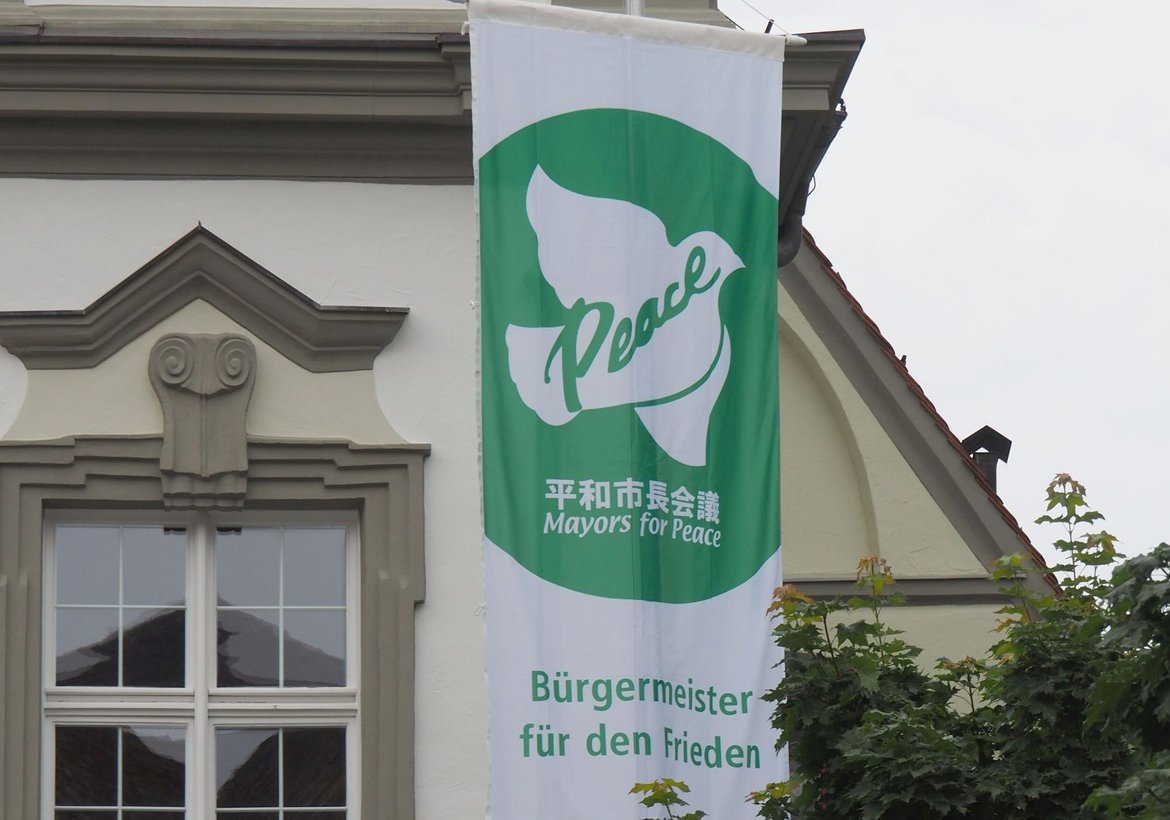 Flagge vor dem Rathaus