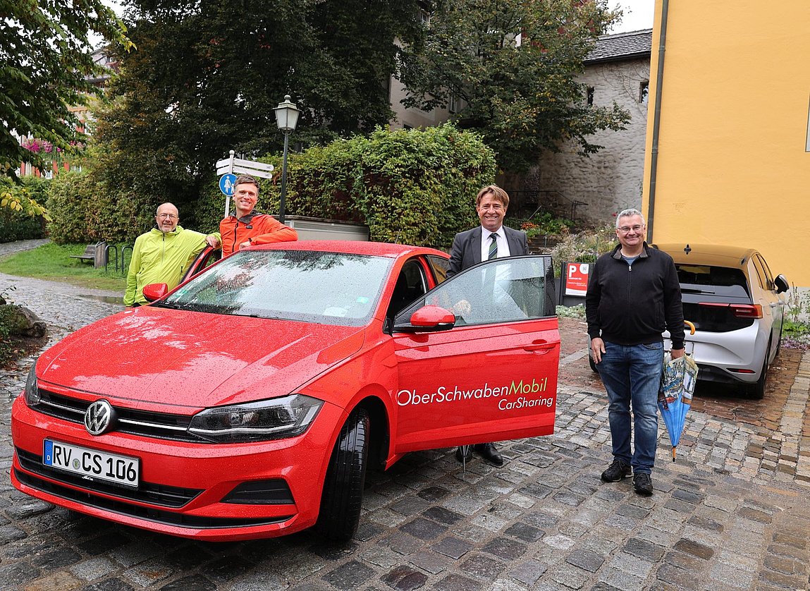 Vier Männer an einem Auto am Metzigbach.