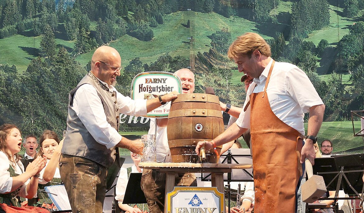 OB Lang und zwei Helfer mit dem Bierfass
