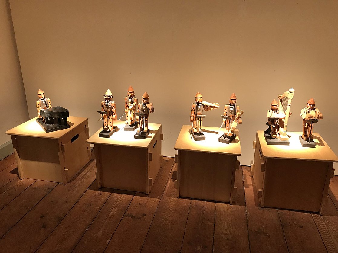 Musiker aus Holz mit langer Nase wie Pinocchio