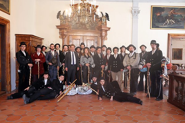 Eine Gruppe mit 23 Gesellen und Oberbürgermeister Michael Lang
