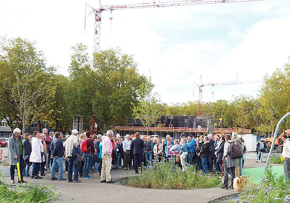 Viele Menschen bei einer Führung im Landesgartenschaugelände 