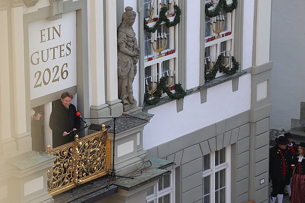OB Michael Lang spricht auf dem Balkon.