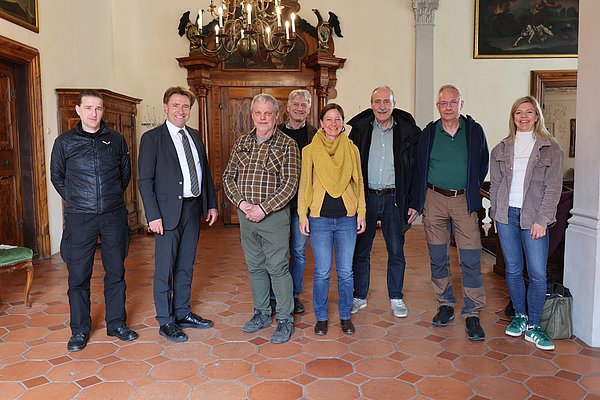 Sechs Gäste mit OB Lang und Urs Geuppert im Rathaus.